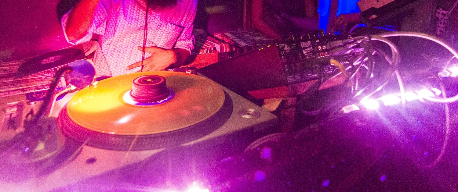 DJ en discoteca